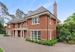 Surrey: Executive Home For Filming With Spacious Contemporary Interior