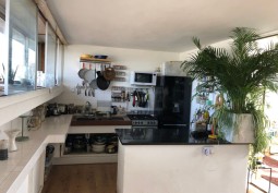 Kitchen (With Island)