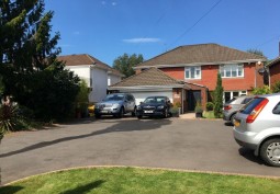 Driveway, House / Cottage Exterior
