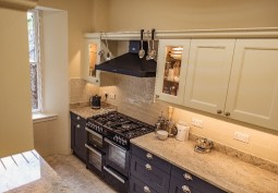 Kitchen (Coloured units), Kitchen (Modern), Kitchen (Gas Hob)