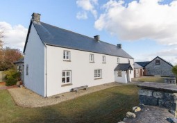 Coronavirus-Friendly at Detached 16th Century Farmhouse For Filming, Glamorgan