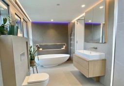 Bathroom (Roll Top), Bathroom (Shower and bath)