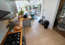 Kitchen (Coloured units), Kitchen (Modern), Kitchen With Table, Kitchen (Gas Hob)