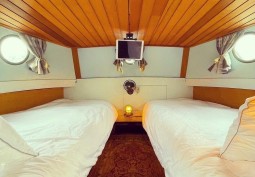 Bedroom (Twin Beds)