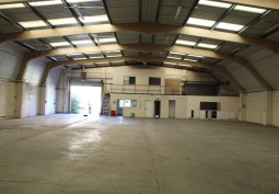 Large warehouse with blackout option available for filming