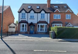 Road / Street, House / Cottage Exterior