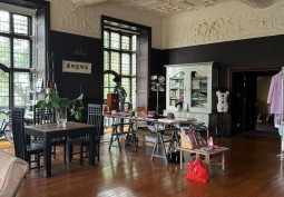 Diningroom, Windows, Open-plan, Styled Ceiling, Wooden Floor