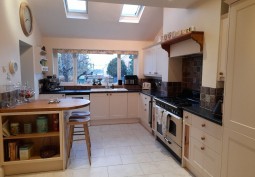 Kitchen (Cream or White units)