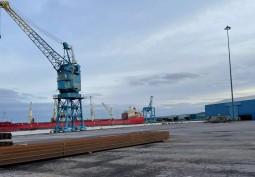Habour-side crane - film location