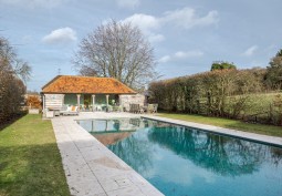 Swimming-pool, House / Cottage Exterior