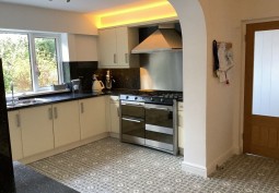 Kitchen (Cream or White units), Kitchen (Gas Hob)