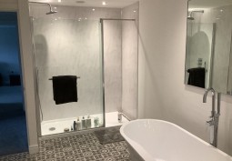 Bathroom (Shower and bath)