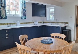 Kitchen (Coloured units), Kitchen (Modern), Kitchen With Table, Kitchen (Electric/Induction Hob)