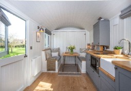 Luxury Shepard's Hut With Private River For Filming, Worcestershire
