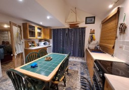 Kitchen (Wooden Units), Kitchen With Table, Kitchen (Electric/Induction Hob) at Lake Front Home For Filming, Norfolk