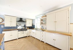 Kitchen (Cream or White units), Kitchen (Gas Hob)