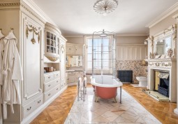 Bathroom (Roll Top)