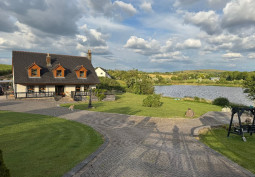 Driveway, Lake / Pond, Coronavirus-Friendly