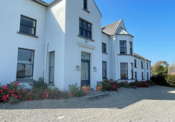 Driveway, Coronavirus-Friendly at Large Home With 10 Acres For Filming