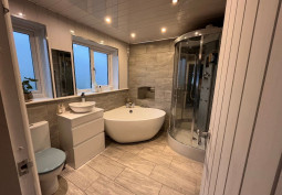 Bathroom (Roll Top), Bathroom (Shower and bath)