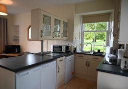 Kitchen (Cream or White units), Kitchen (Modern), Kitchen (Electric/Induction Hob)