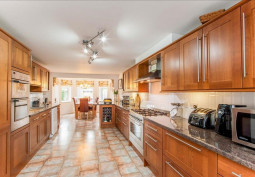 Kitchen, Kitchen (Modern), Kitchen With Table, Tiled Floor, Kitchen (Gas Hob)