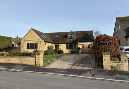 Driveway, House / Cottage Exterior