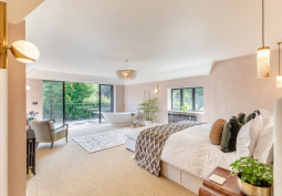 Bedroom (Master/En-Suite), Bathroom (Roll Top)