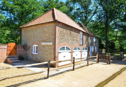 Exterior, House / Cottage Exterior, Water Feature