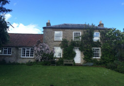 House / Cottage Exterior, Lawn