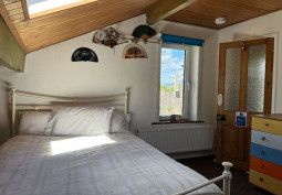 Bedroom (Double), Skylight