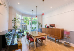 Diningroom, Piano