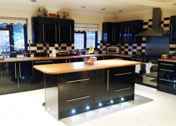 5. Kitchen (Coloured units)