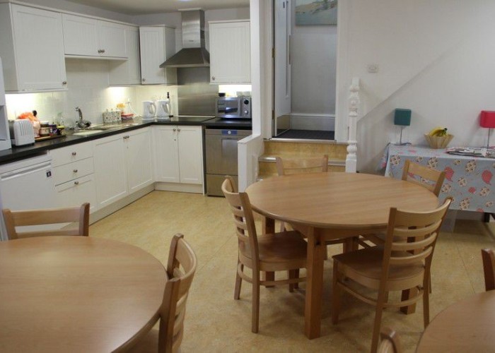 19. Kitchen (Cream or White units)