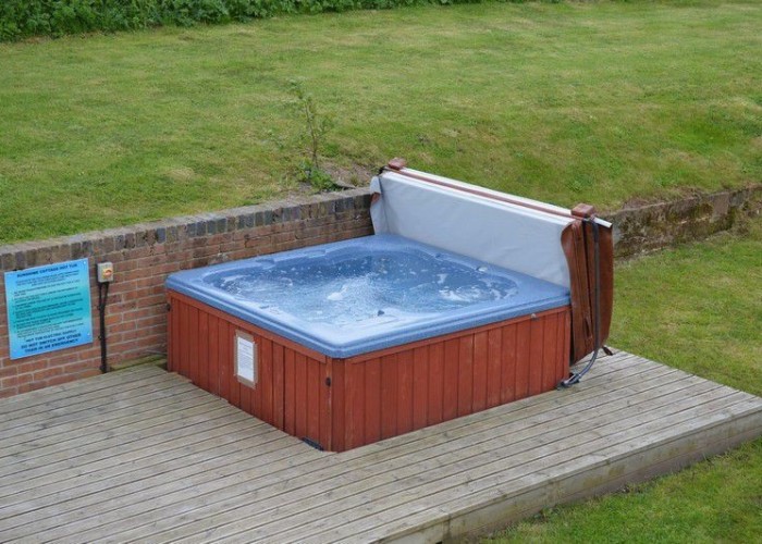 13. Sauna / Steam Room / Hot Tub