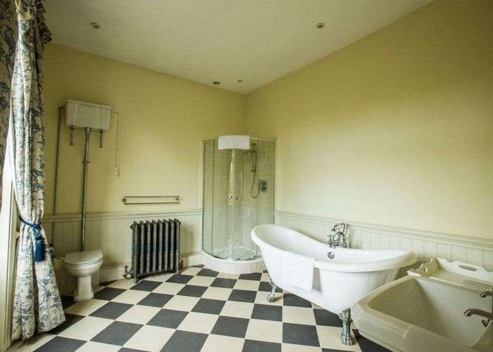43. Bathroom (Large), Bathroom (Roll Top), Bathroom (Shower and bath)