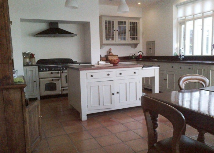 9. Kitchen (Cream or White units)