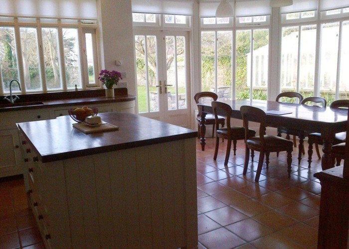 10. Kitchen (Cream or White units)