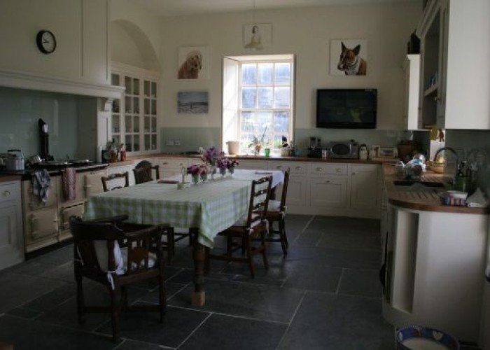 13. Kitchen With Table