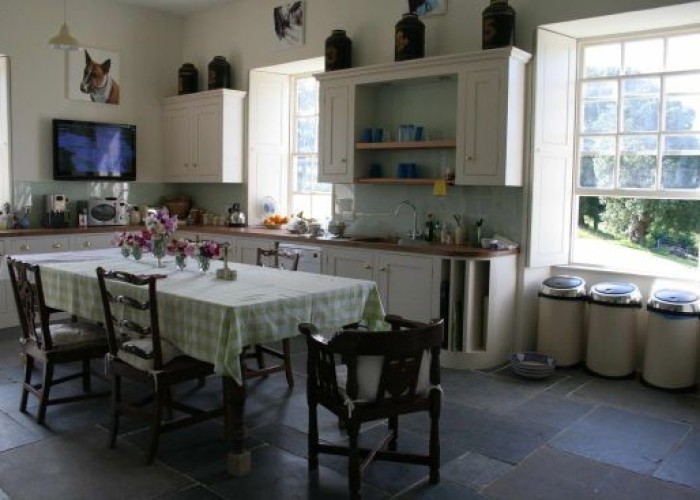 14. Kitchen (Cream or White units)