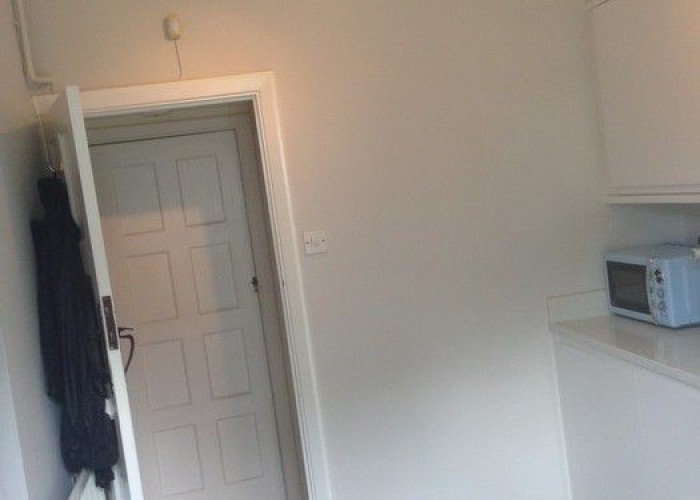 9. Kitchen (Cream or White units)