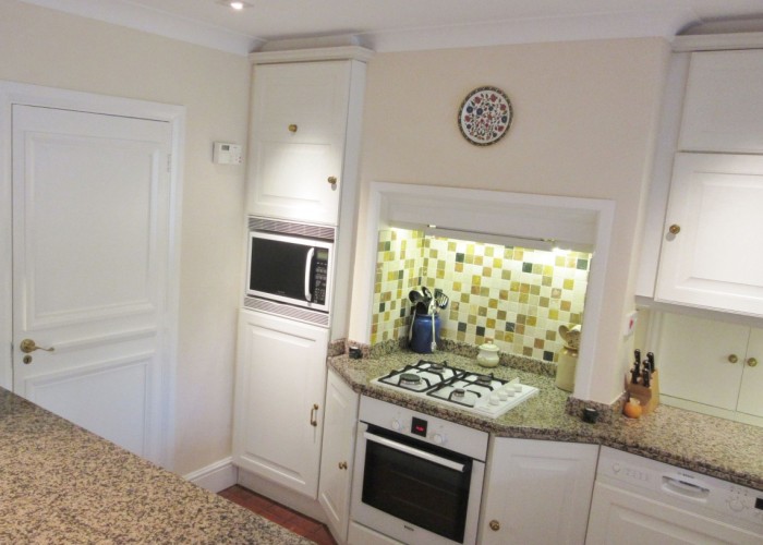 11. Kitchen (Cream or White units)