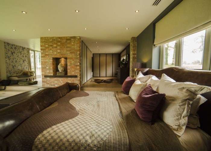 18. Bedroom (Master/En-Suite)