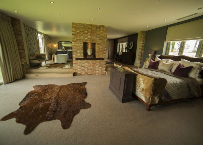 16. Bedroom (Master/En-Suite)