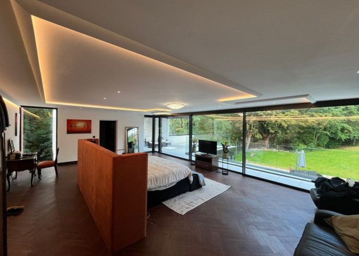 21. Bedroom (Master/En-Suite)