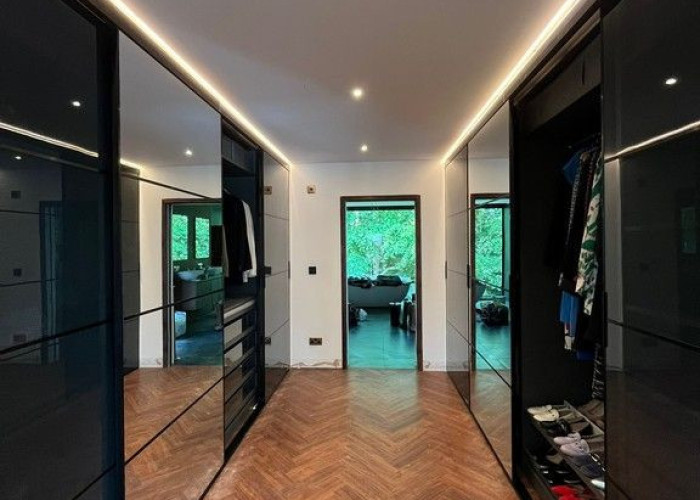 23. Walk-in Wardrobe