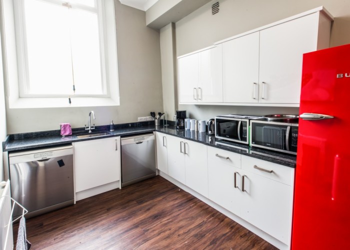 16. Kitchen (Cream or White units)