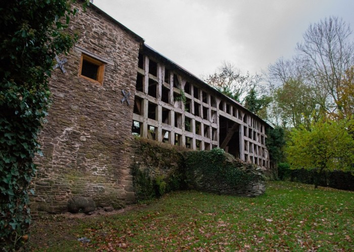 53. Barn