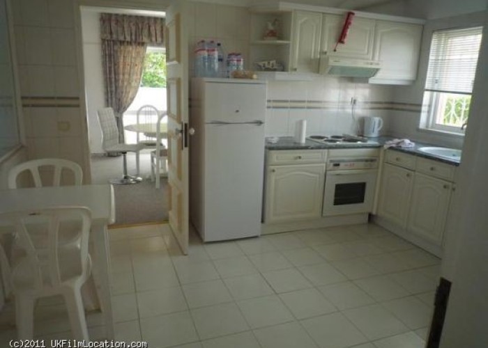 28. Kitchen (Cream or White units)