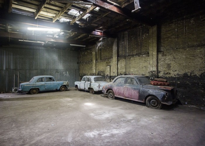 sold - London: Large Warehouse For Filming With Old Cars, Large Yard.